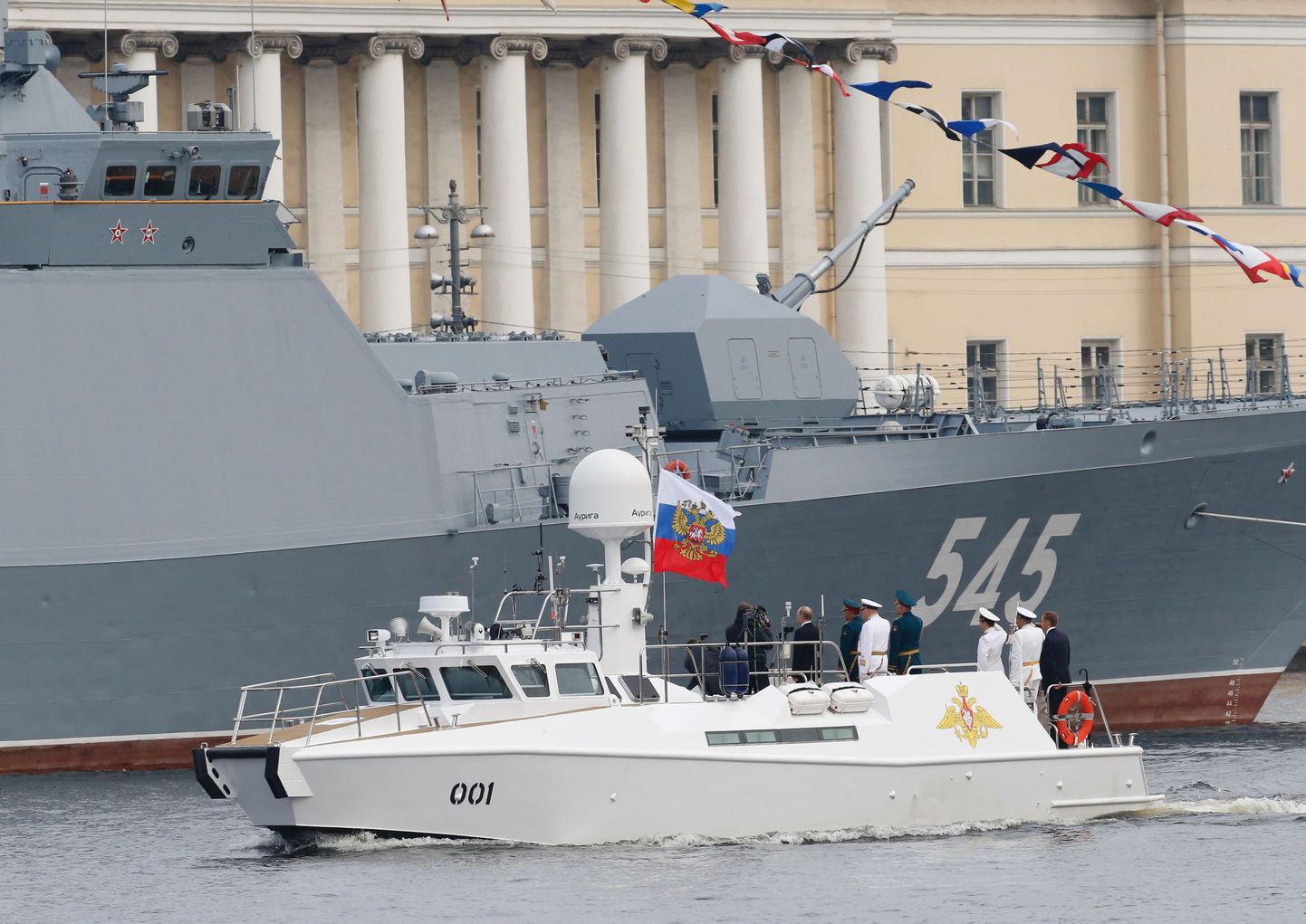 Venemaa presidendi Vladimir Putini paat möödumas Peterburi mereparaadil fregatist Stoikii.