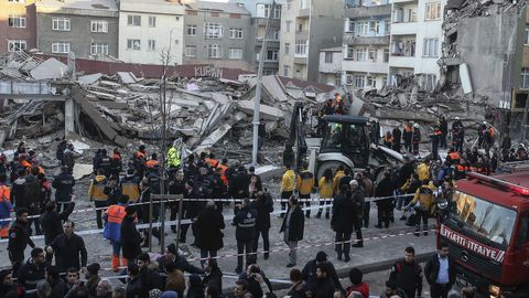 В Стамбуле обрушился многоэтажный жилой дом