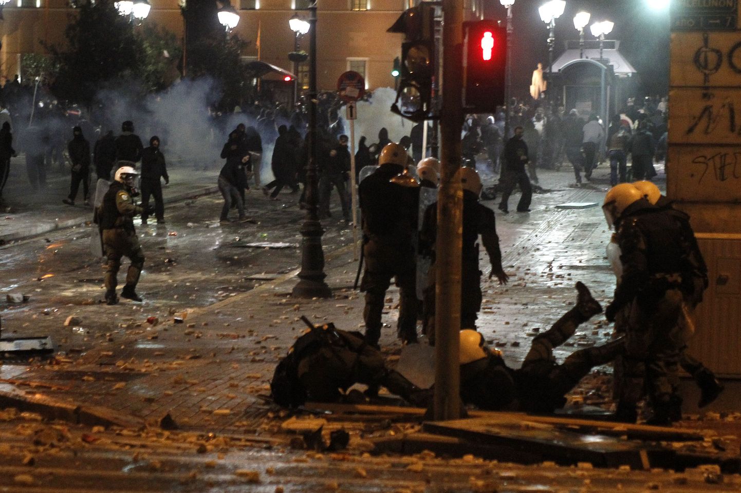 Meeleavaldus Kreekas parlamendihoone ees pühapäeva õhtul kasvas üle vägivaldseks märuliks.