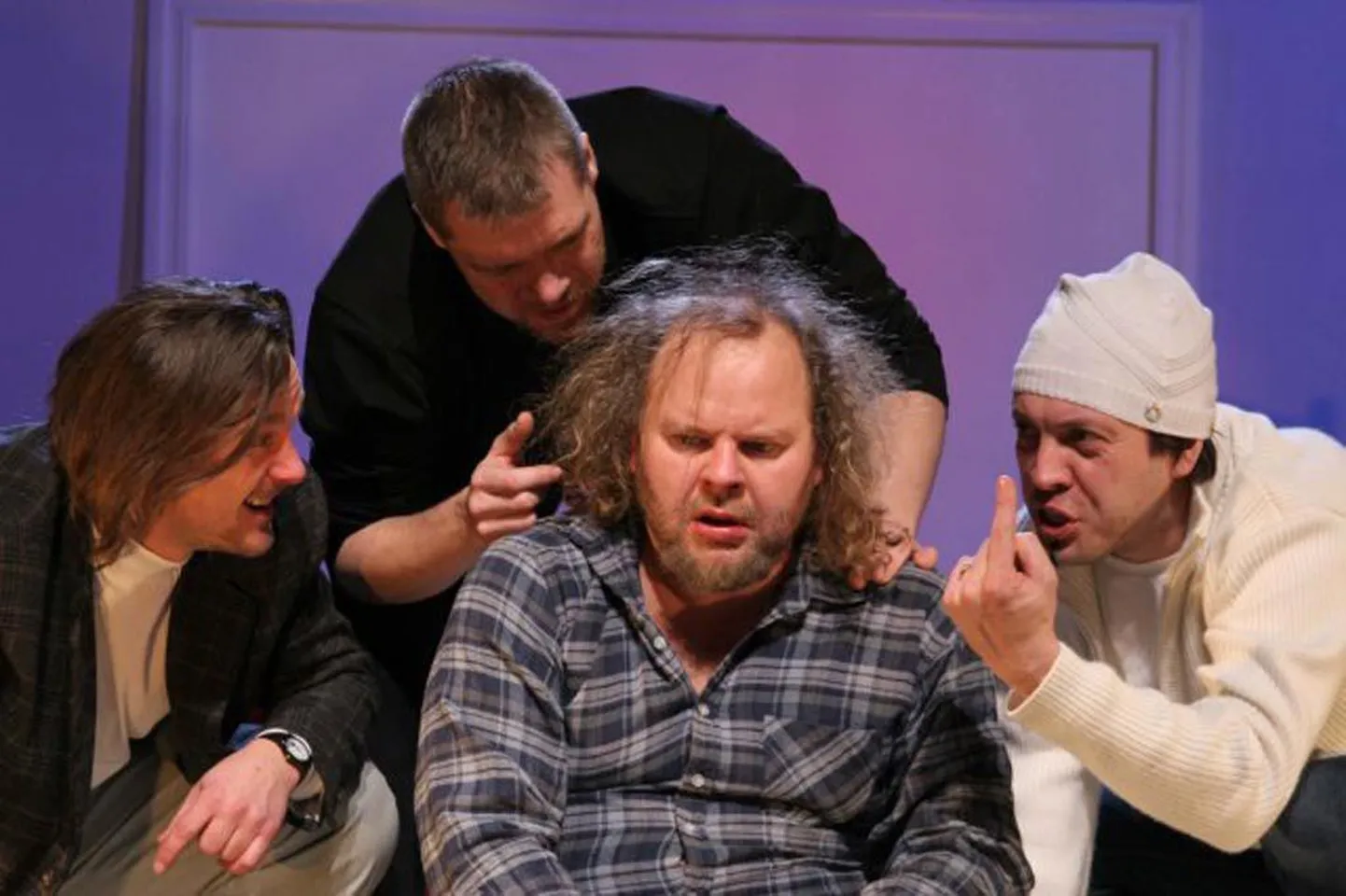 Ugala teatri etenduses "Meeste kodu" mängivad Indrek Sammul, Riho Kütsar, Ago Anderson ja Mait Malmsten.