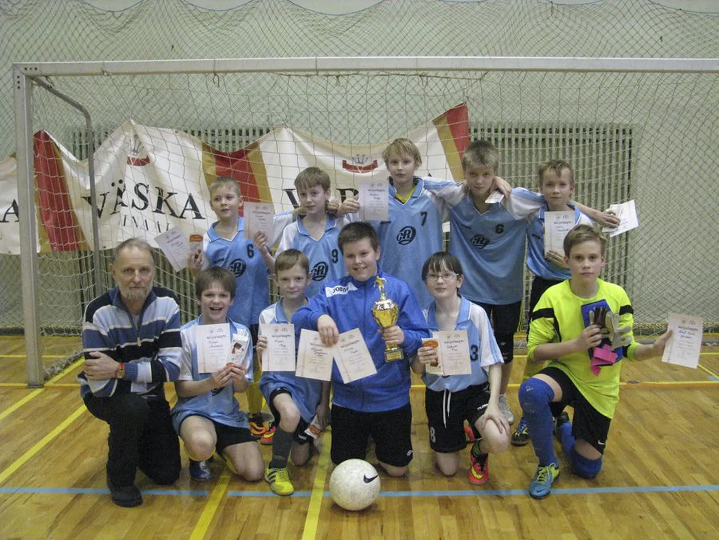 Jakobsoni kooli saalijalgpalli esindus teenis maakonna mõõduvõtul ülekaaluka võidu.