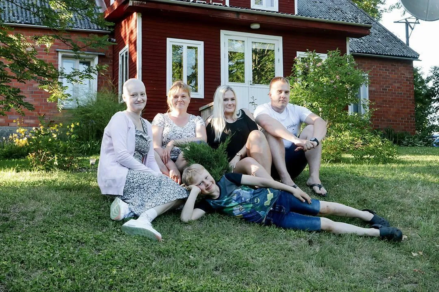 Stefi koos perekonnaga, kelle toel on neiu raske aastaga julgelt hakkama saanud.