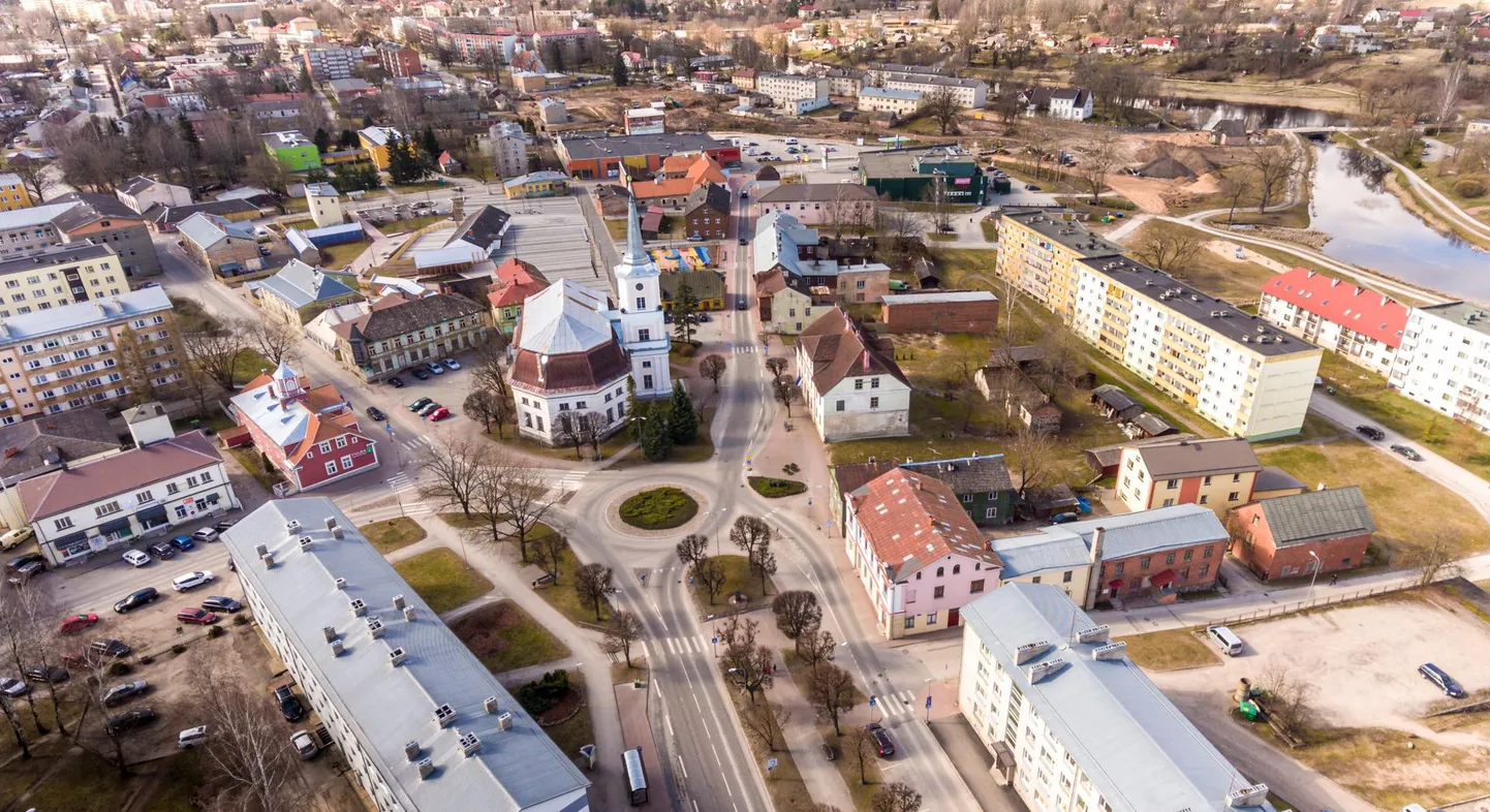 Kui enamasti kardetakse, et muinsuskaitsealade piiride muutmine tähendab enamate hoonete kaitse alla võtmist ja tülikat asjaajamist, siis Valga vanalinn arvati kaitse alt välja ja seegi tekitas pahameelt.