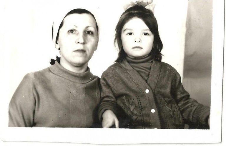 Viieaastane Polina Žerebtsova koos emaga, 1990.