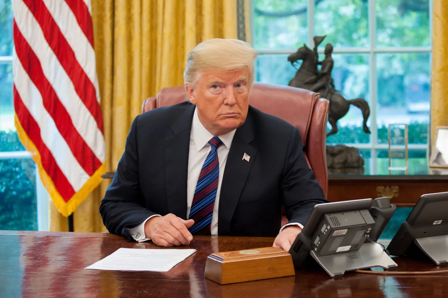 Дональд Трамп в Овальном кабинете
