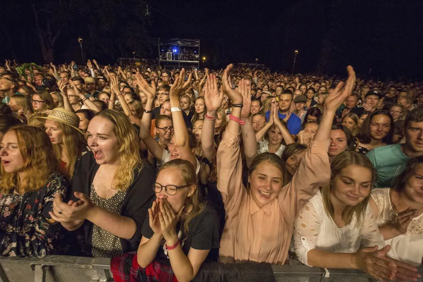 Ligi kuu aega Kanadas tuuritanud ja tagasiteel enamikust pagasist ilma jäänud Trad.Attacki! ainsat sellesuvist kodumaist kontserti oodati põnevusega ja trio ei valmistanud pettumust. Nii efektset esinemist polnud folgil veel nähtud. Korraldajate hinnangul kogunes kontserti vaatama ligi 7000 inimest.