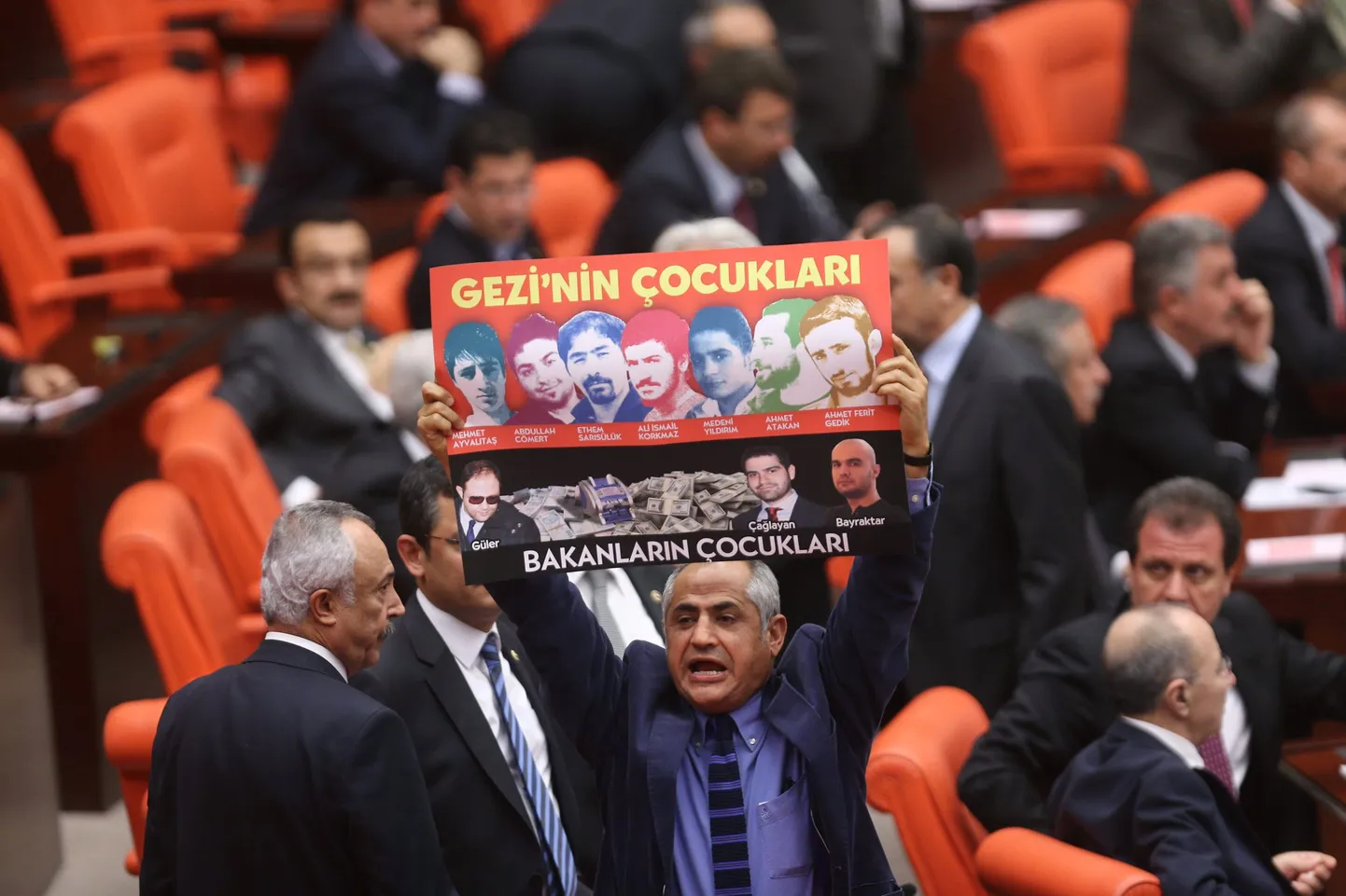 Opositsioonilise erakonna CHP seadusandja lehvitas eile parlamendis plakatit, mille ülemises reas võis näha valitsusvastastes meeleavaldustes hukkunute pilte ning alumises majandusminister Zafer Caglayani, siseminister Muammer Guleri ja keskkonnaminister Erdogan Bayraktari poegade portreesid.