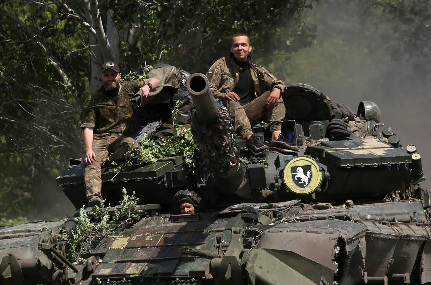 Ukraina sõdurid tankiga Donetski oblastis maanteel Vene ja Ukraina vägede vahelise rindejoone lähedal.
