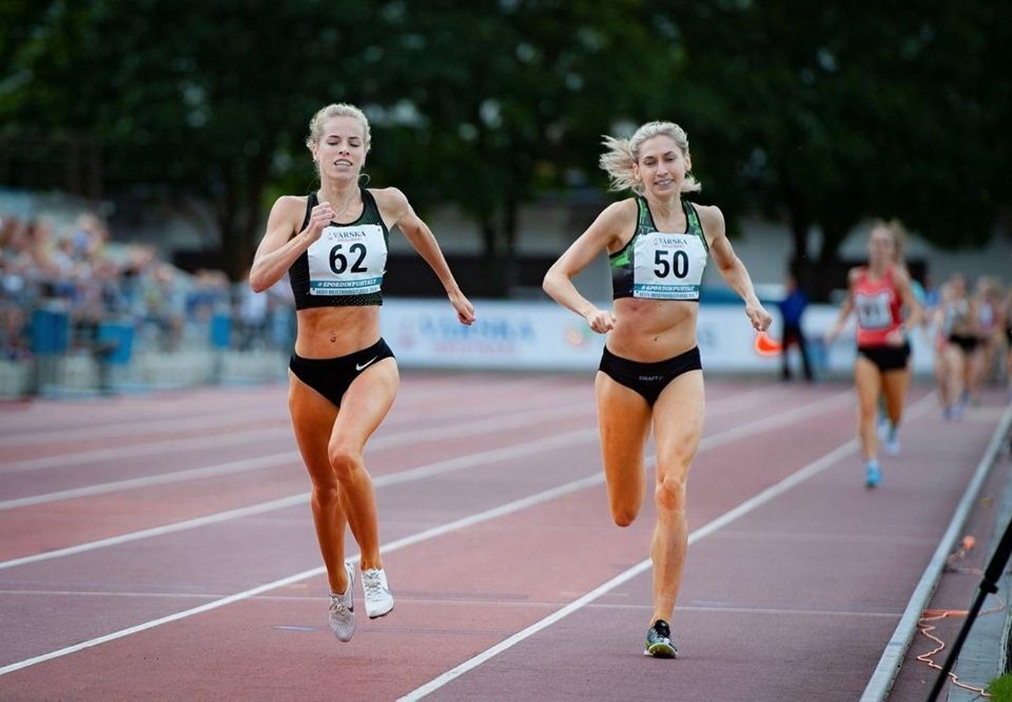 Kelly Nevolihhin lõpetas elu senise parima võistlushooaja Eesti meistrikullaga 800 meetri ja hõbedaga 1500 meetri jooksus.
