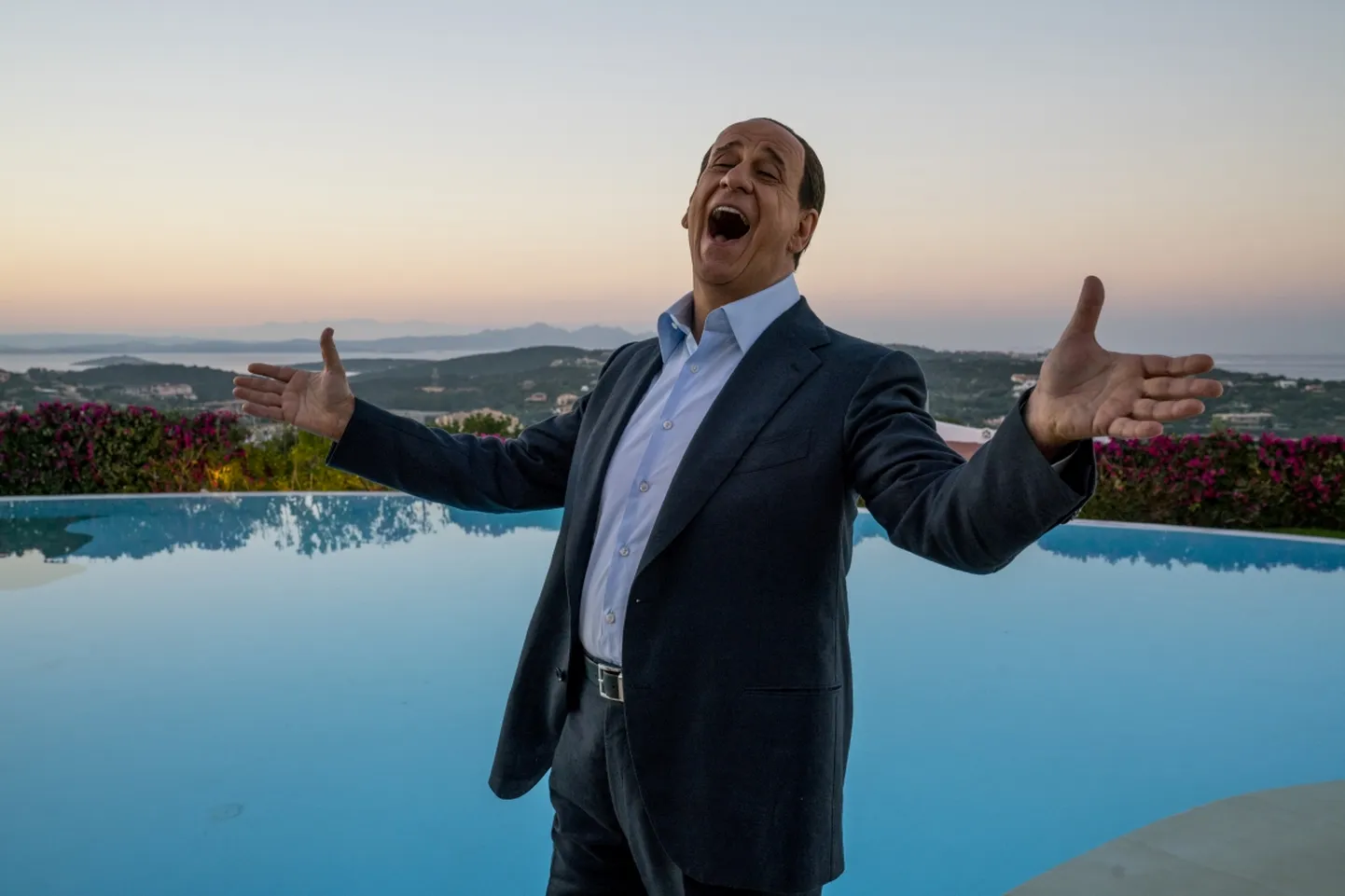 Toni Servillo Silvio Berlusconina Paolo Sorrentino mängufilmis «Silvio»