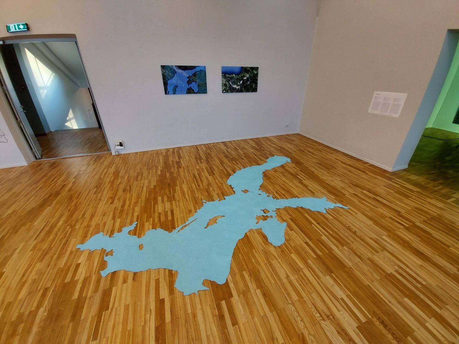 Anna Guillo väljapaneku üks osa on põrandale laotatud «Läänemeri».