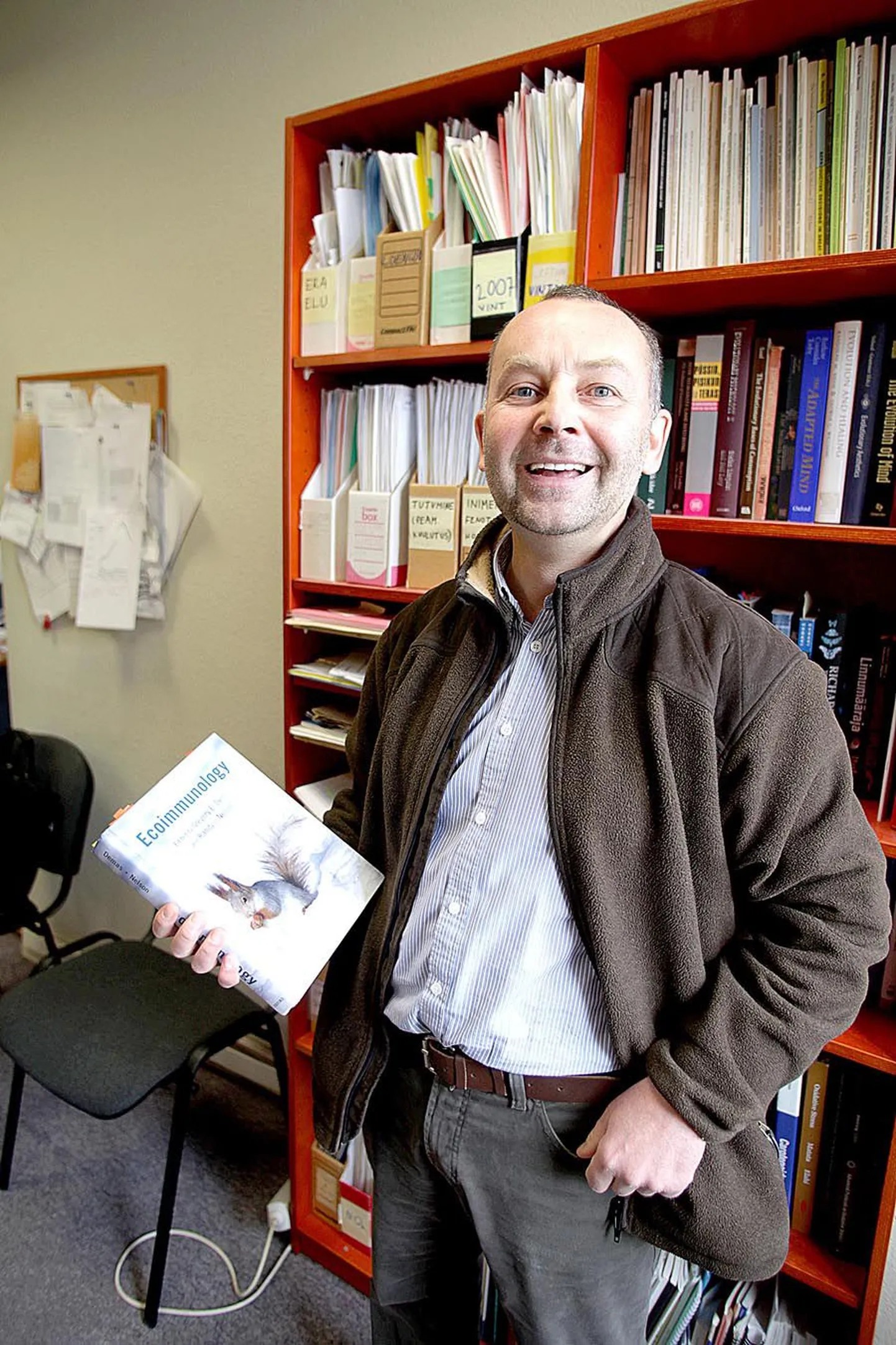 Professor Peeter Hõrak uurib loodusest püütud rohevinte, keda aga ei saa kuidagi pildile meelitada, sest see tekitaks linnukestes veel suuremat stressi, kui ajutine uurimiseks vajalik puurivangistus niigi esile kutsub.