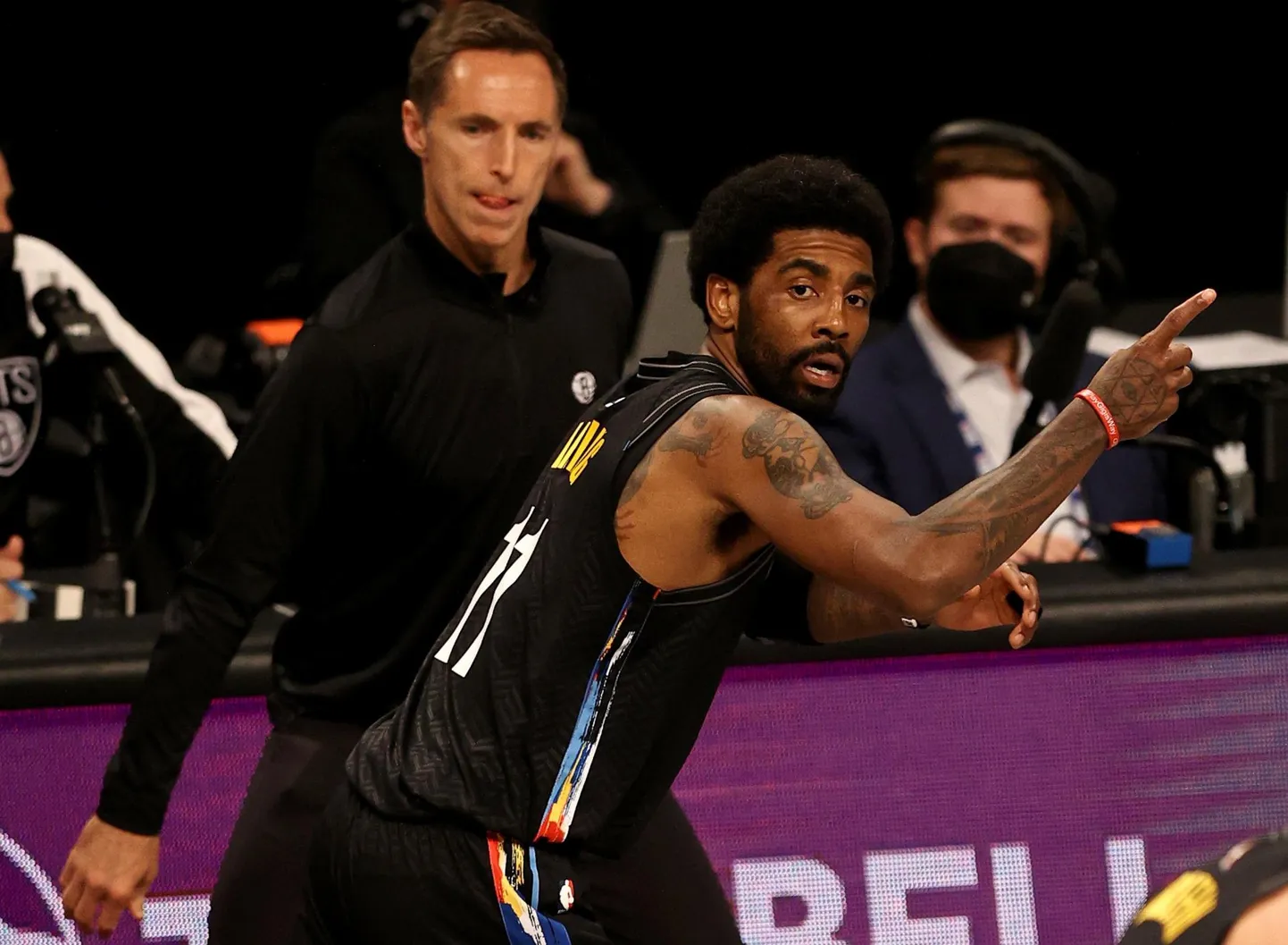 Korvpallur Kyrie Irving peab NBA kohtumisi vaatama telerist.