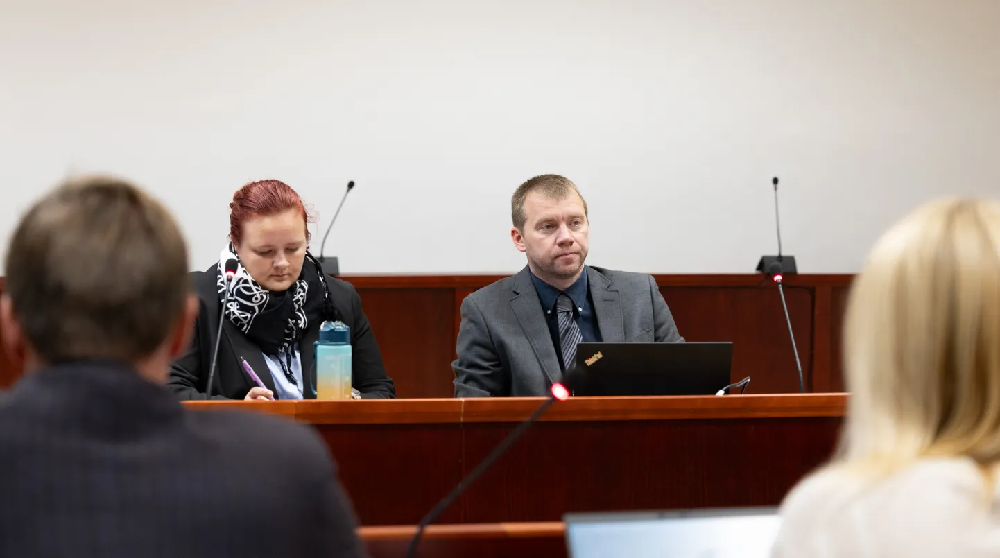 Pildil süüdistatav Gerda Jušin ja kaitsja Indrek Sirk.