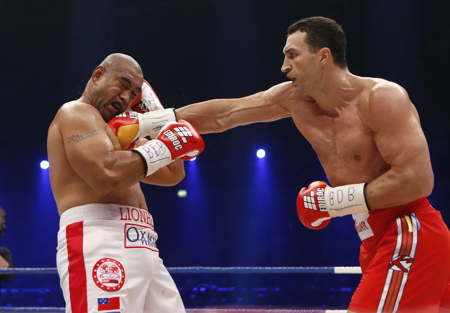 Vladimir Klitško (paremal) võttis Alex Leapai üle kindla võidu