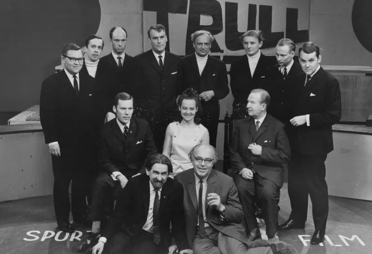 Tuntud kaasalööja oli Toomas Uba ka televisioonis korraldatud erinevates mälumängusaadetes. Sellele pildile on kogunenud terve hulk telelegende, kes osalesid 1970. aastal meeleolukas mälumängus «Trips-traps-trull», Toomas Uba seisab tagareas paremal.