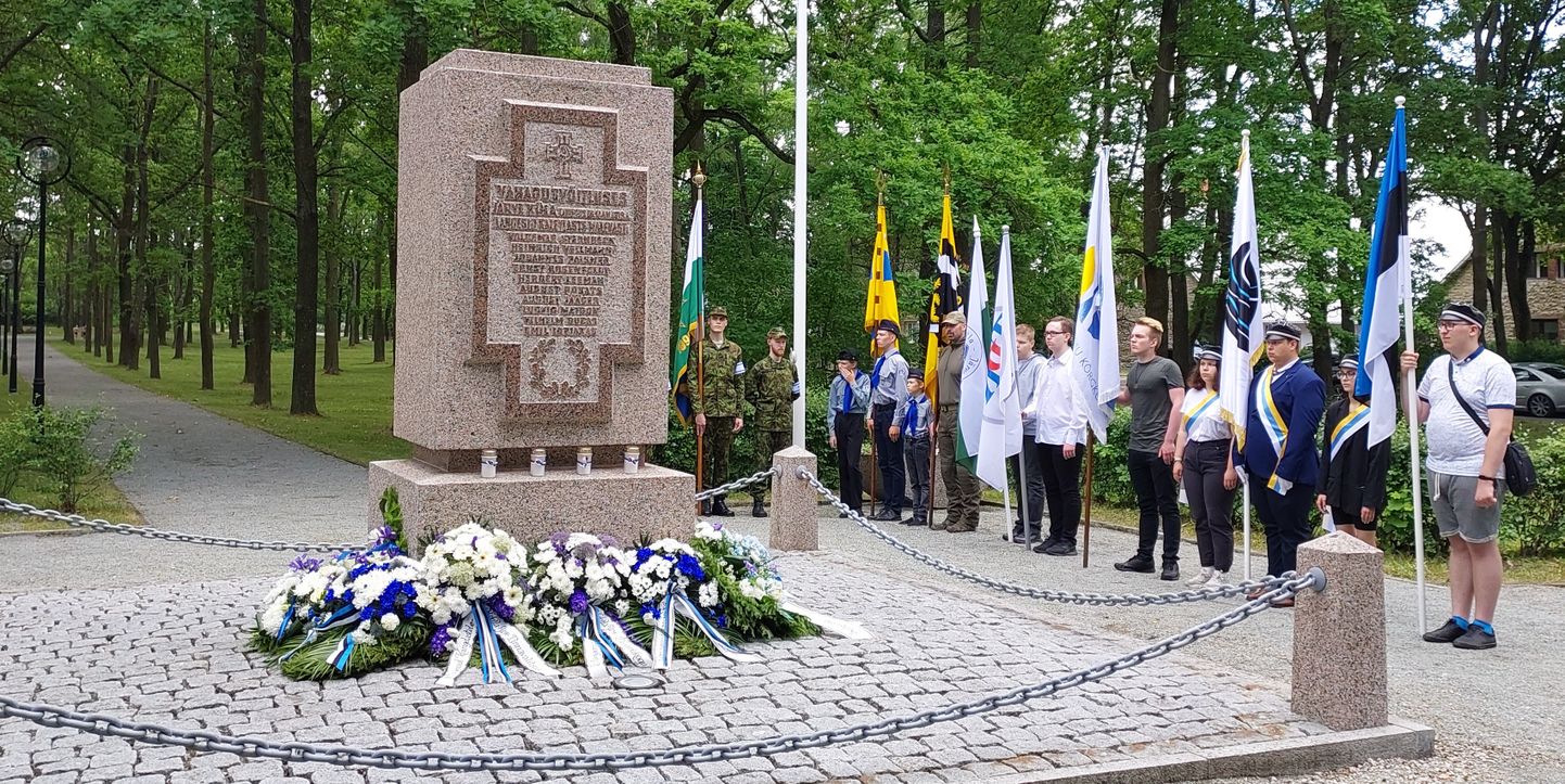Võidupüha tähistamine Kohtla-Järve vanalinnas vabadussõja samba juures.