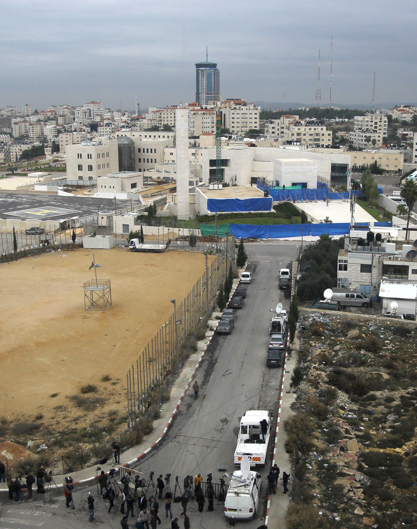 Yasser Arafati Muqataas asuv mausoleum, millele uudishimulike pilkude eemalehoidmiseks tõmmati osaliselt ette sinine kile.