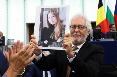 Héctor Abad Faciolince tapetud ukraina kirjaniku pildiga.