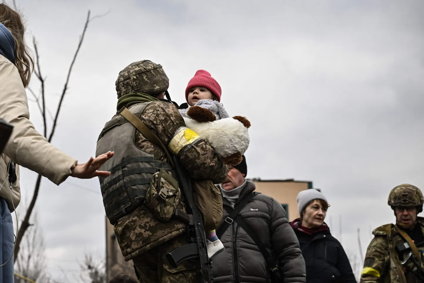 5 марта 2022. Украинские военные эвакуируют мирных жителей.