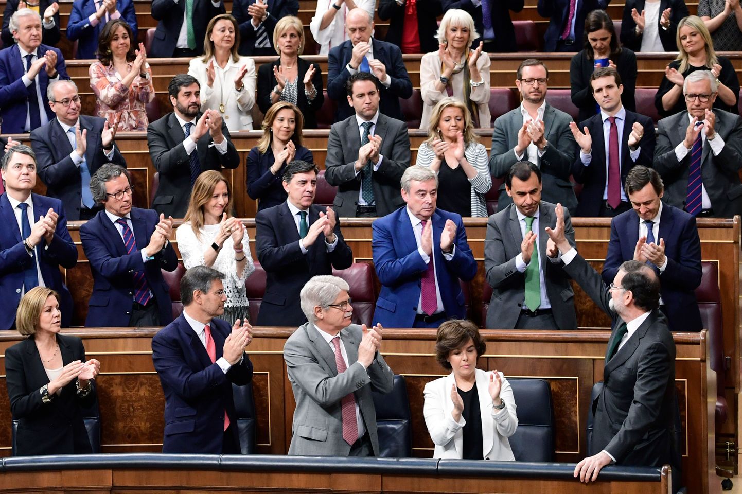 Hispaania peaminister Mariano Rajoy (all paremal) parlamendi aplausi vastu võtmas.