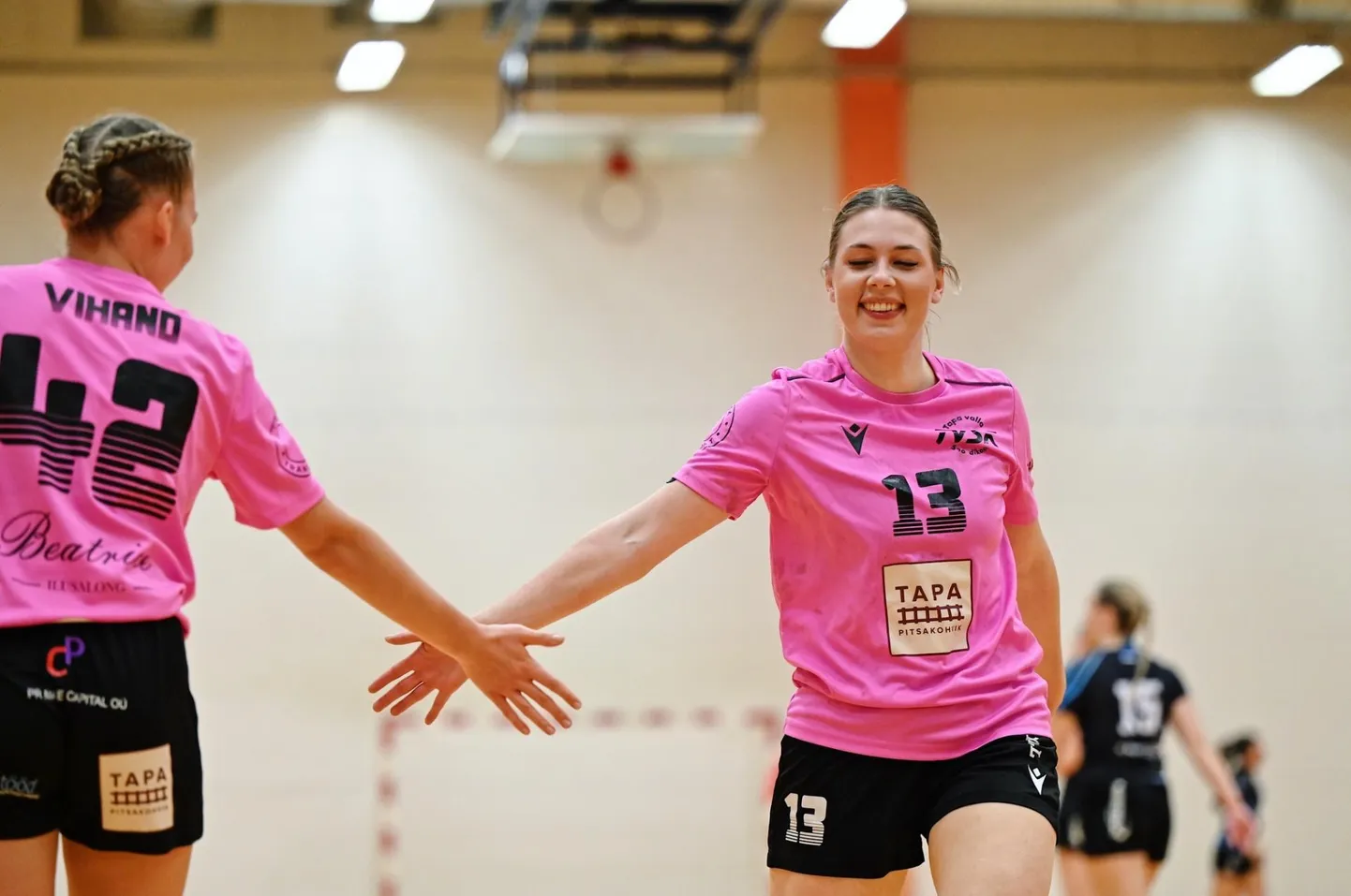 SK Tapa mängijad Marjette Maie Müntser (paremal) ja Janette Vihand rõõmustamas järjekordse eduka soorituse üle.