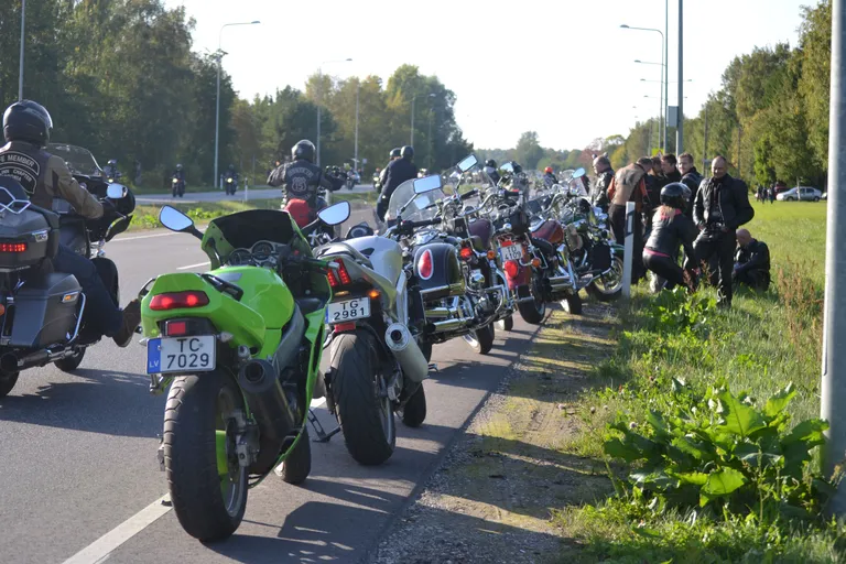 Pärnusse mootorratturite hooaega lõpetama tulnud lõunanaabrite paraadsõidu lõpetas Haapsalu maanteel Papsaares õnnetu kukkumine.