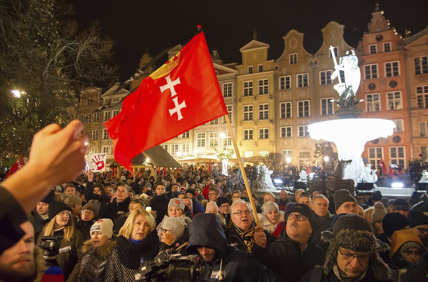 Люди вышли на улицы польских городов, чтобы выразить протест против ненависти и насилия.