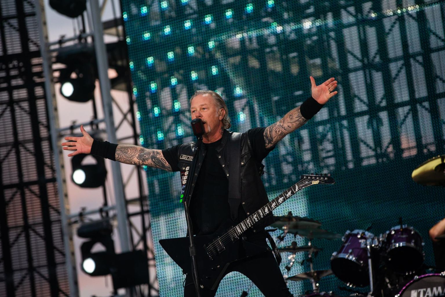 Metallica solist ja kitarrist James Hetfield Tartus ERMi hoovil neljapäeval toimunud kontserdil.