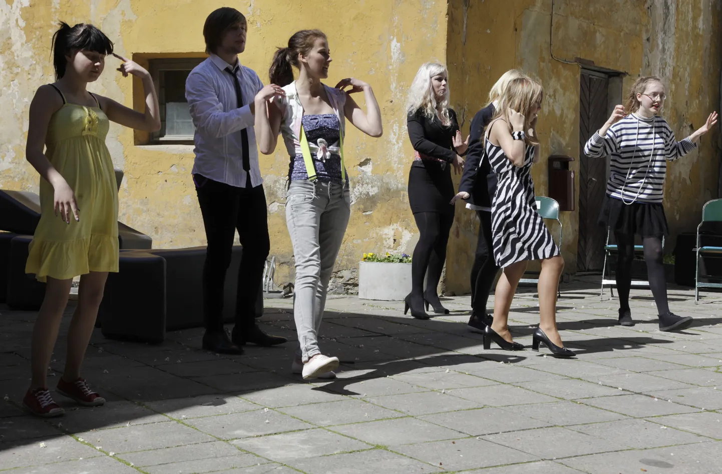 TeatriPolygon etteaste «Üleelusuurused» Tallinna vanalinna päevade raames 2011. aastal.