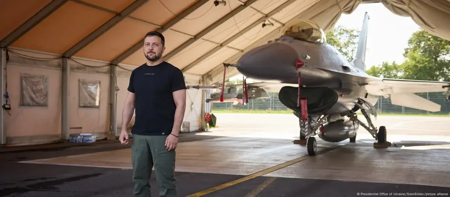 Владимир Зеленский рядом с истребителем F-16