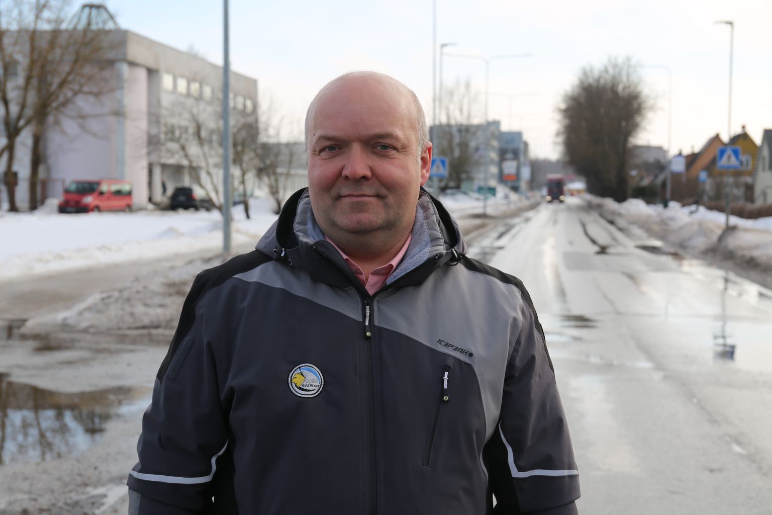 ASi Võru Vesi juhataja Juro Gotmans Pikal tänava lõigul, kus tänavu on kavas teha torutöid.