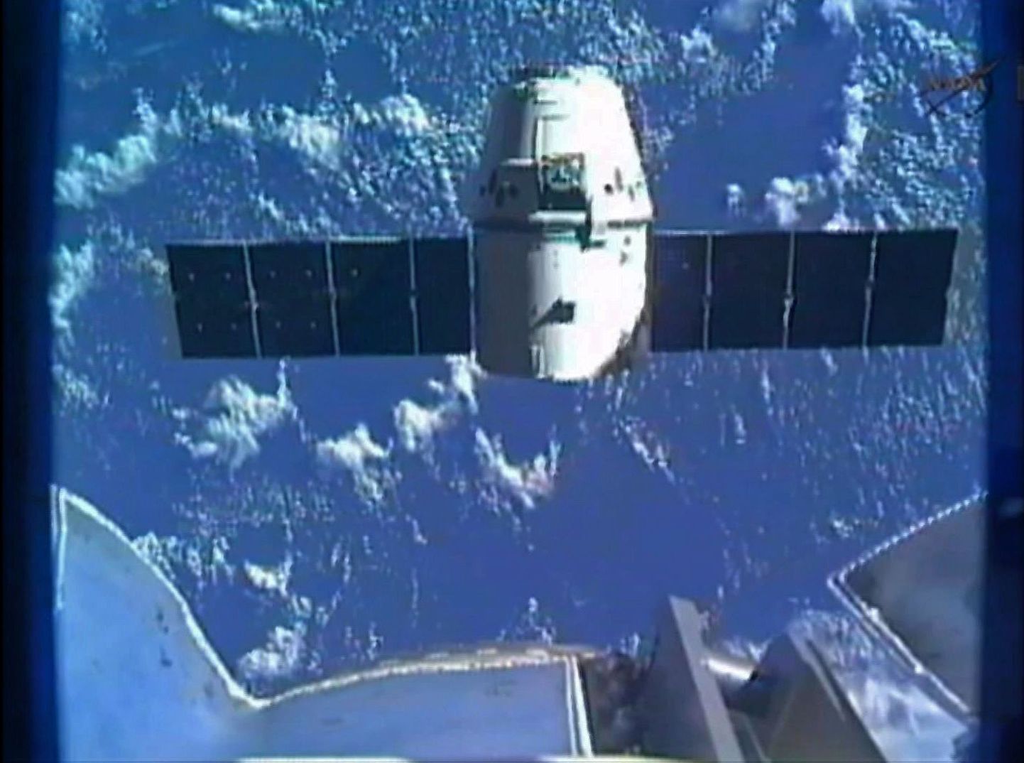 Kosmosekapsel Dragon eraldumas rahvusvahelisest kosmosejaamast.