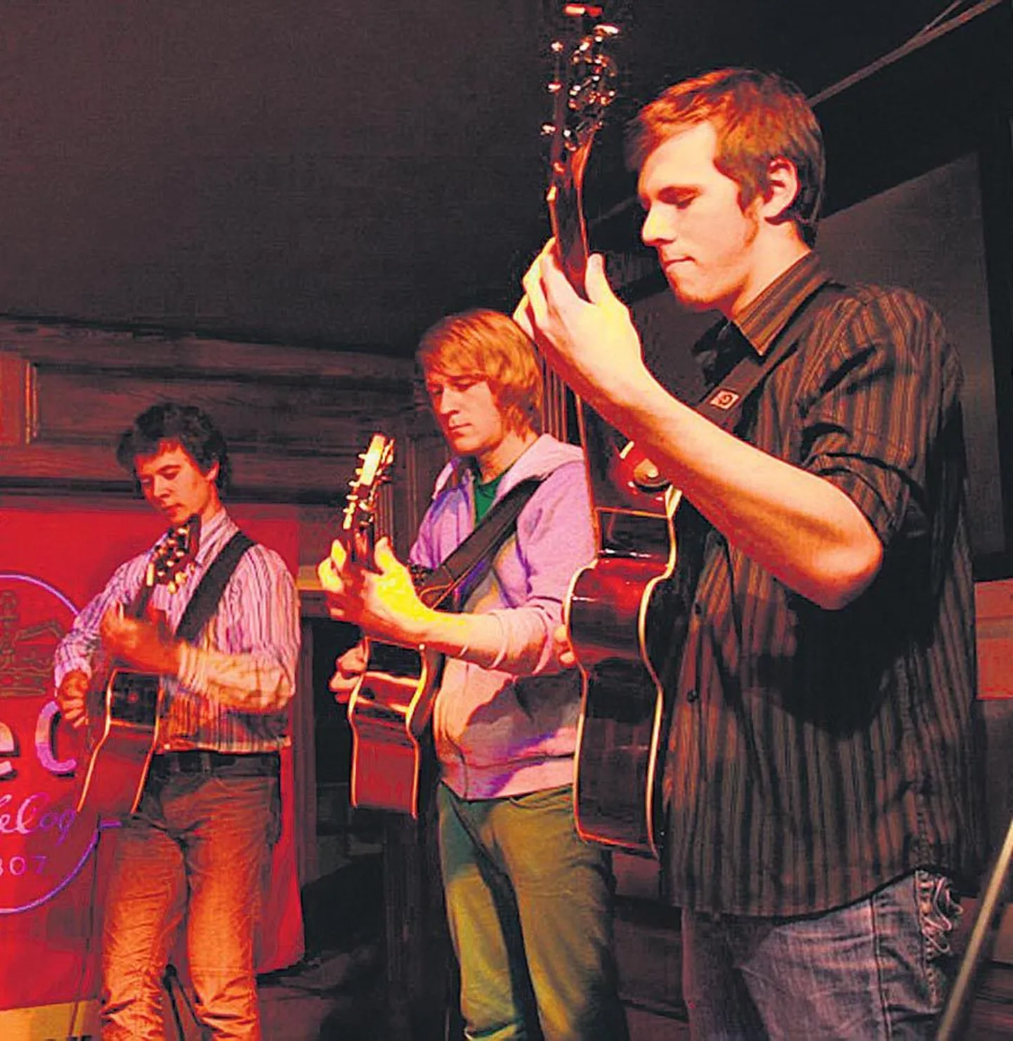 Viljandi Guitar Trio esitab juhendaja Robert Jürjendali ja enda loomingut ning sekka ka tuntud pärimuspalade arranžeeringuid.