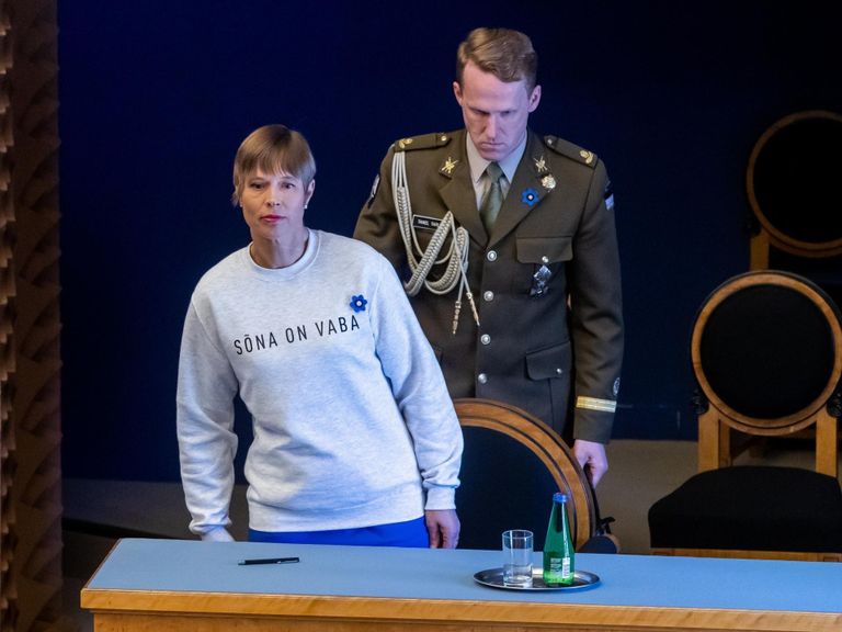 Eelmise valitsuse, kuhu kuulusid Keskerakond, EKRE ja Isamaa, ametisseasumise aegu 2019. aasta aprillis andis tollane president Kersti Kaljulaid edasi tugeva sõnumi sõnavabaduse kaitseks.