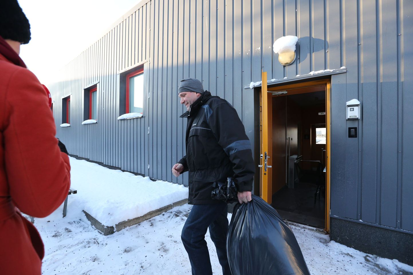 Tallinna Sadama eksjuht Allan Kiil pääsemas arestimajast.