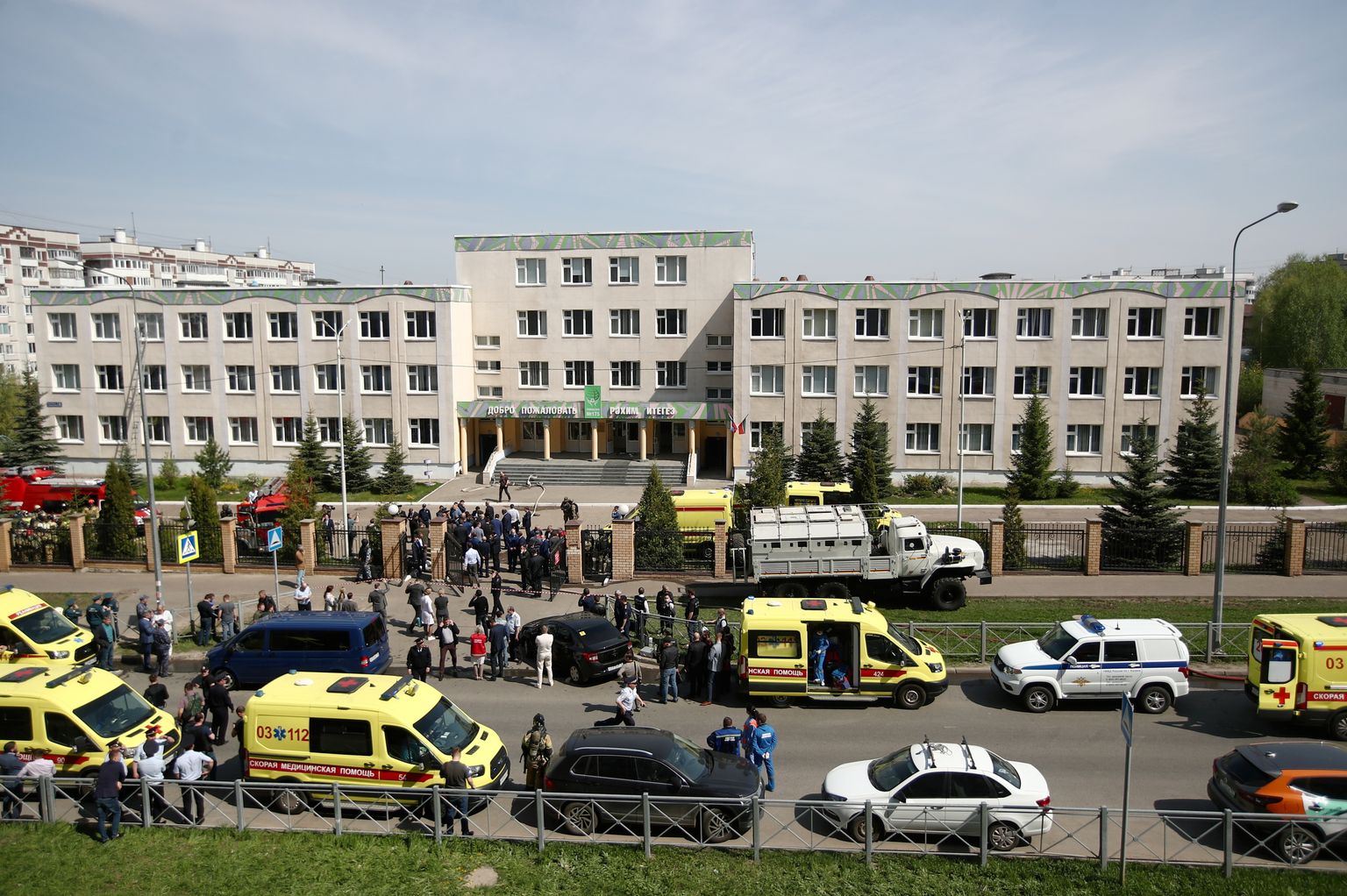 На месте трагедии около школы в Казани.