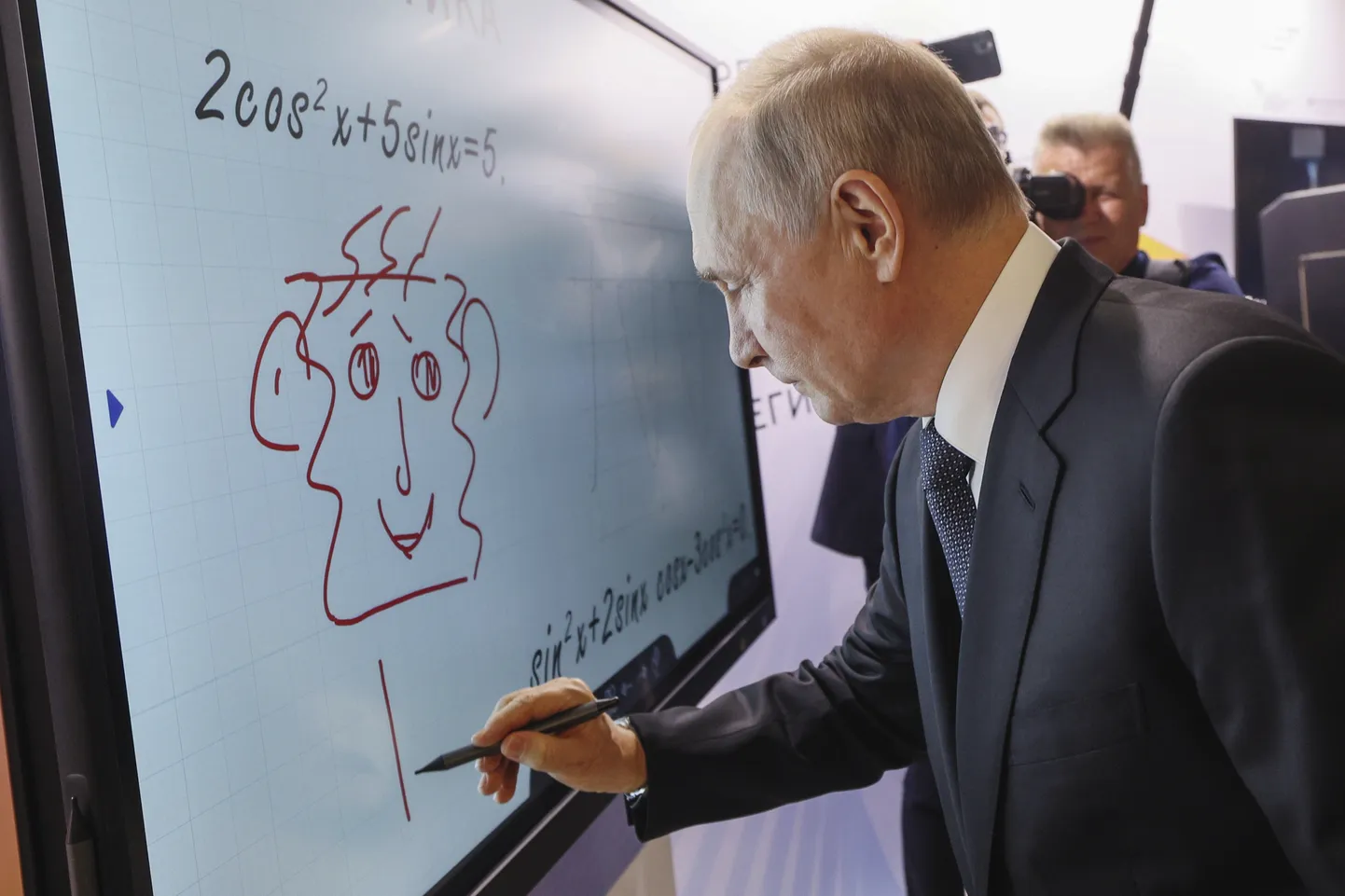 Venemaa president Vladimir Putin joonistas 29. juunil 2023 Moskvas toimunud foorumil naerunäo