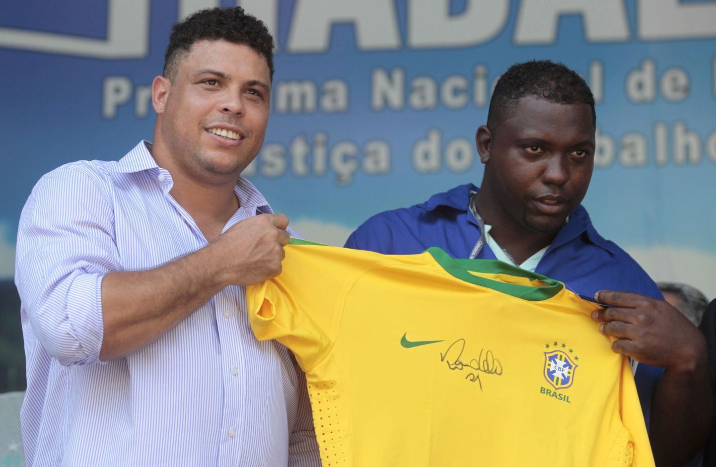 В подготовке к ЧМ-2014 в Бразилии участвует даже Роналдо, но дело пока не спорится.