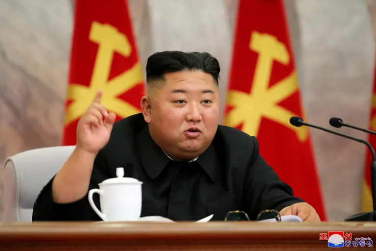 Kim Jong-un pidamas sõjaväelastele kõnet.