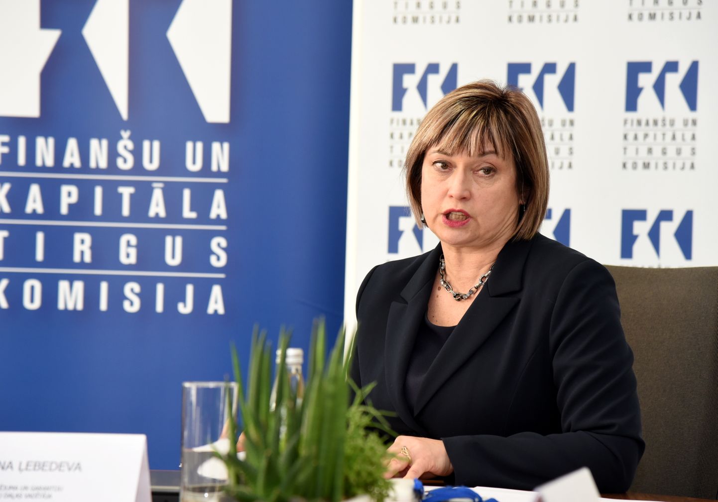 Finanšu un kapitāla tirgus komisijas Noregulējuma un garantiju fonda daļas vadītāja Jeļena Ļebedeva preses konferencē informē par garantēto atlīdzību izmaksu kārtību AS "ABLV Bank" noguldītājiem.