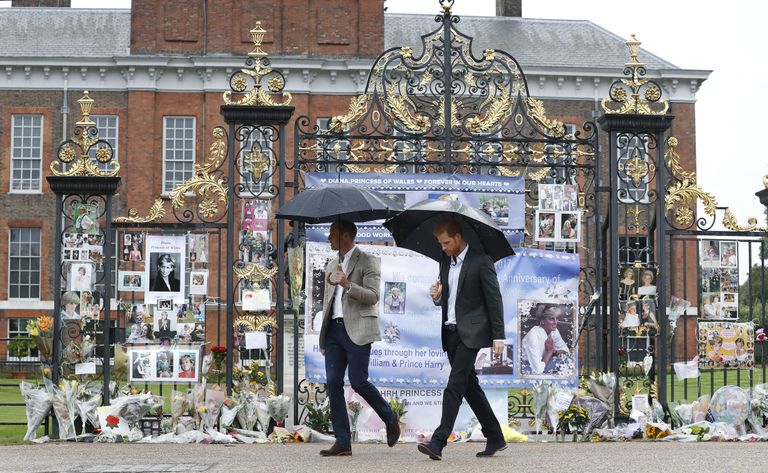 William ja Harry avaldasid Kensingtoni palee ees printsess Dianale austust / Scanpix