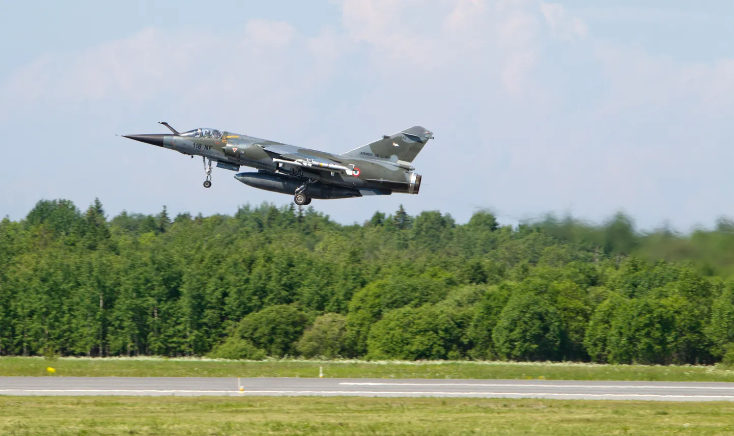 Prantslaste hävituslennuk Mirage.