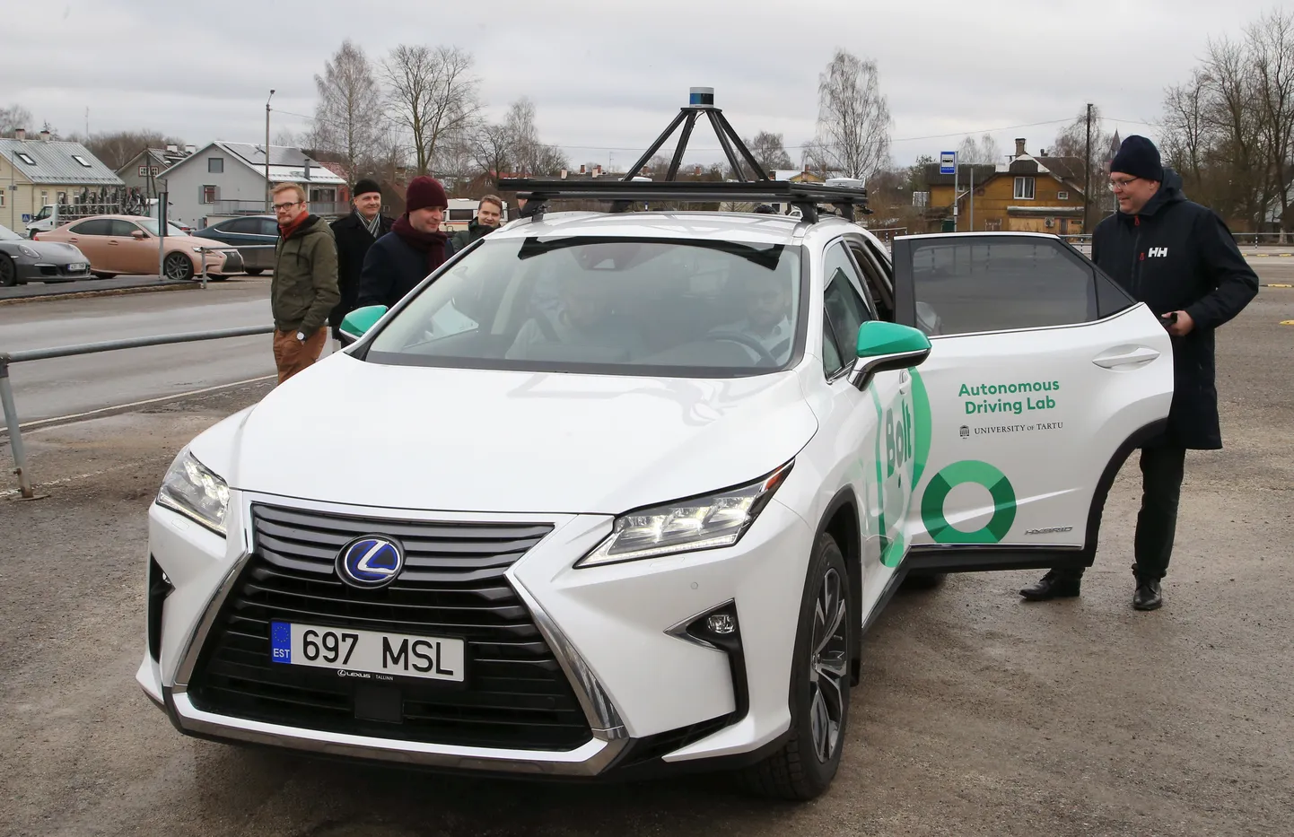 Isejuhtiv Lexus. Foto on illustratiivne.