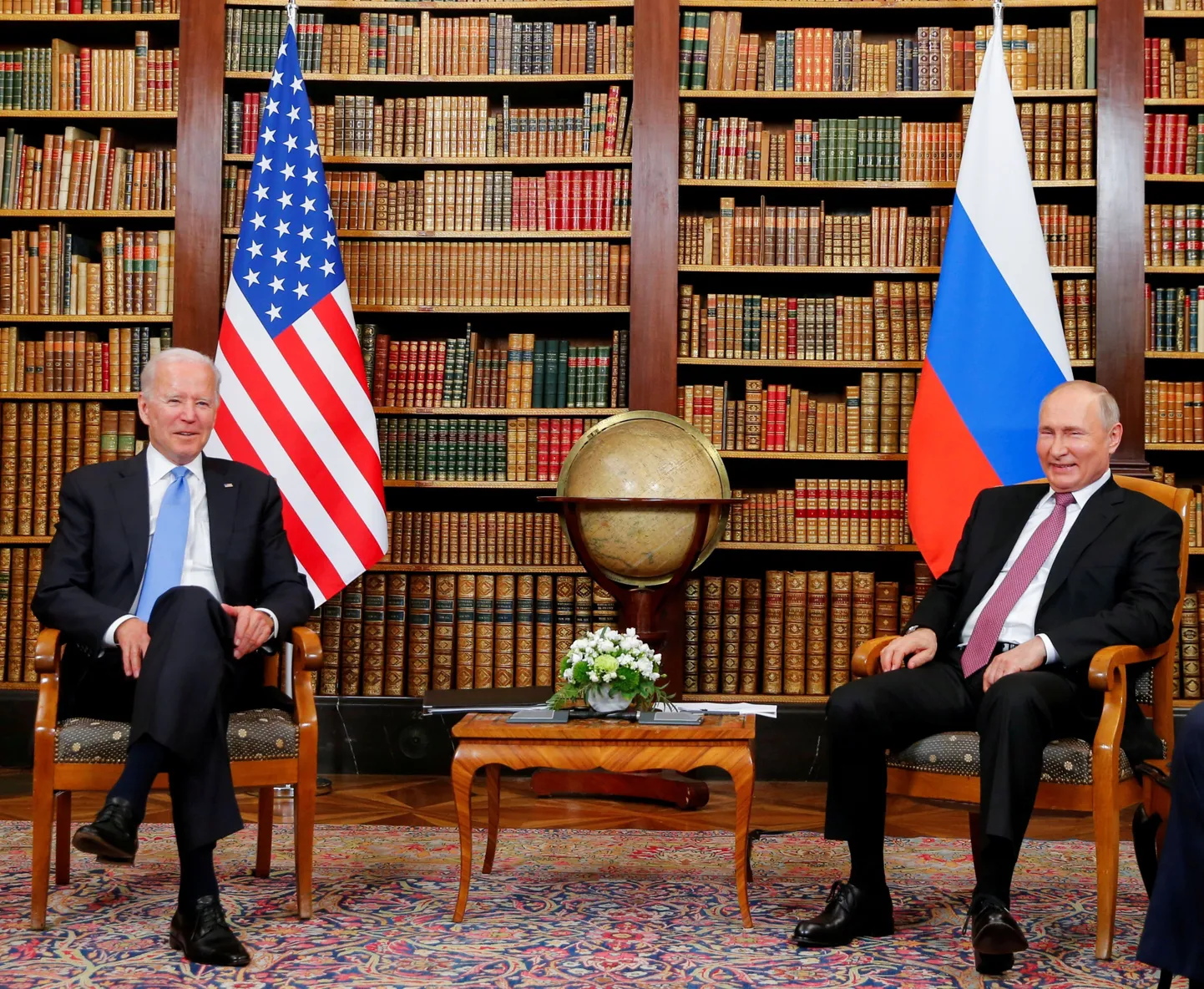 Джо Байден и Владимир Путин во время встречи в Женеве.