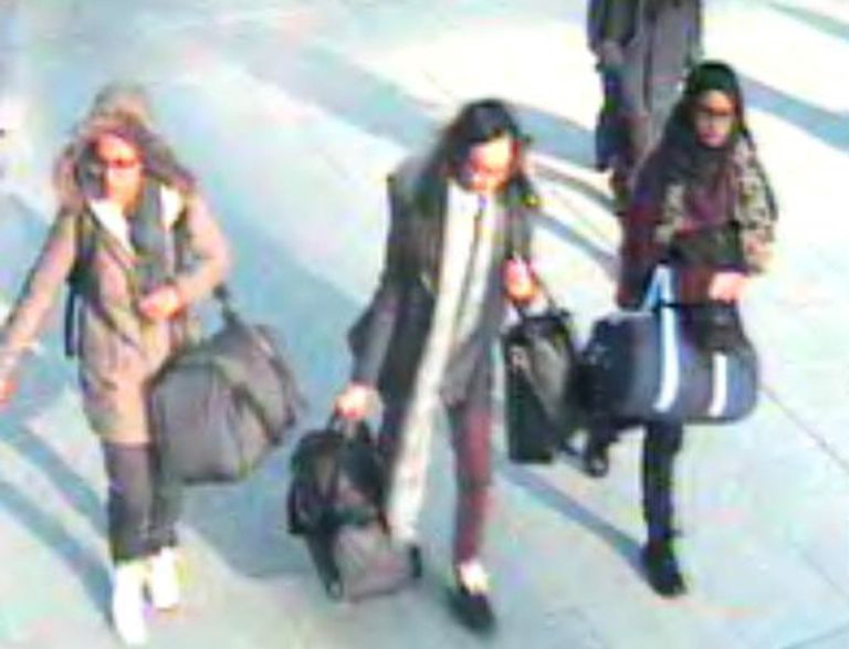 Shamima ja tema koolikaaslased 2015. aastal Suurbritanniast lahkumas.
