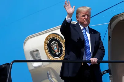 Donald Trump lehvitamas lennuki Air Force One juures.