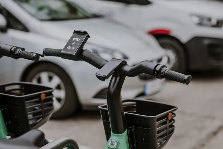 Bolti elektriratastel on olemas nutitelefoni hoidik.