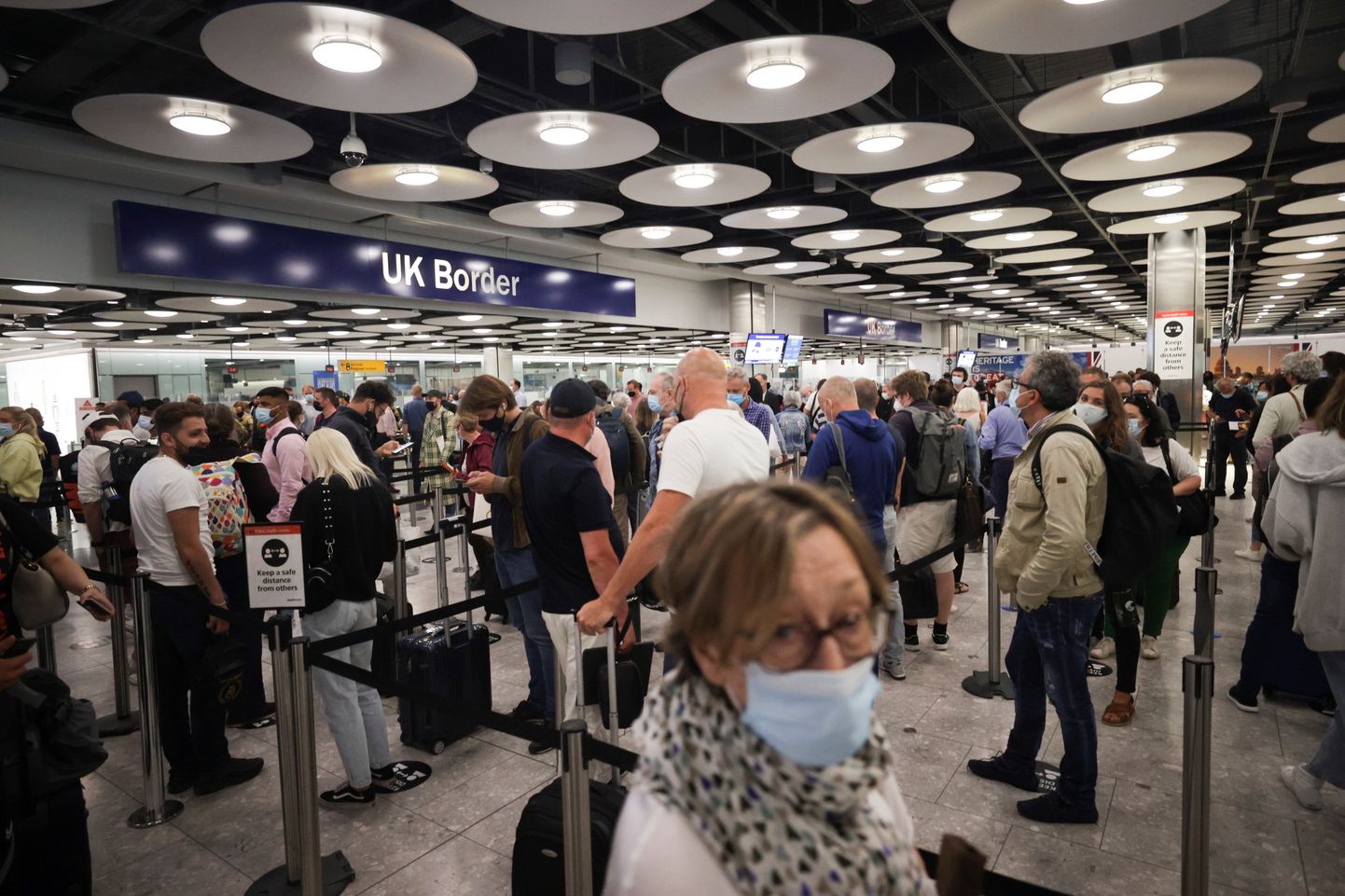 Ühendkuningriiki saabunud reisijad passikontrolli järjekorras Londoni Heathrow' lennujaamas, 29. juunil 2021. a.