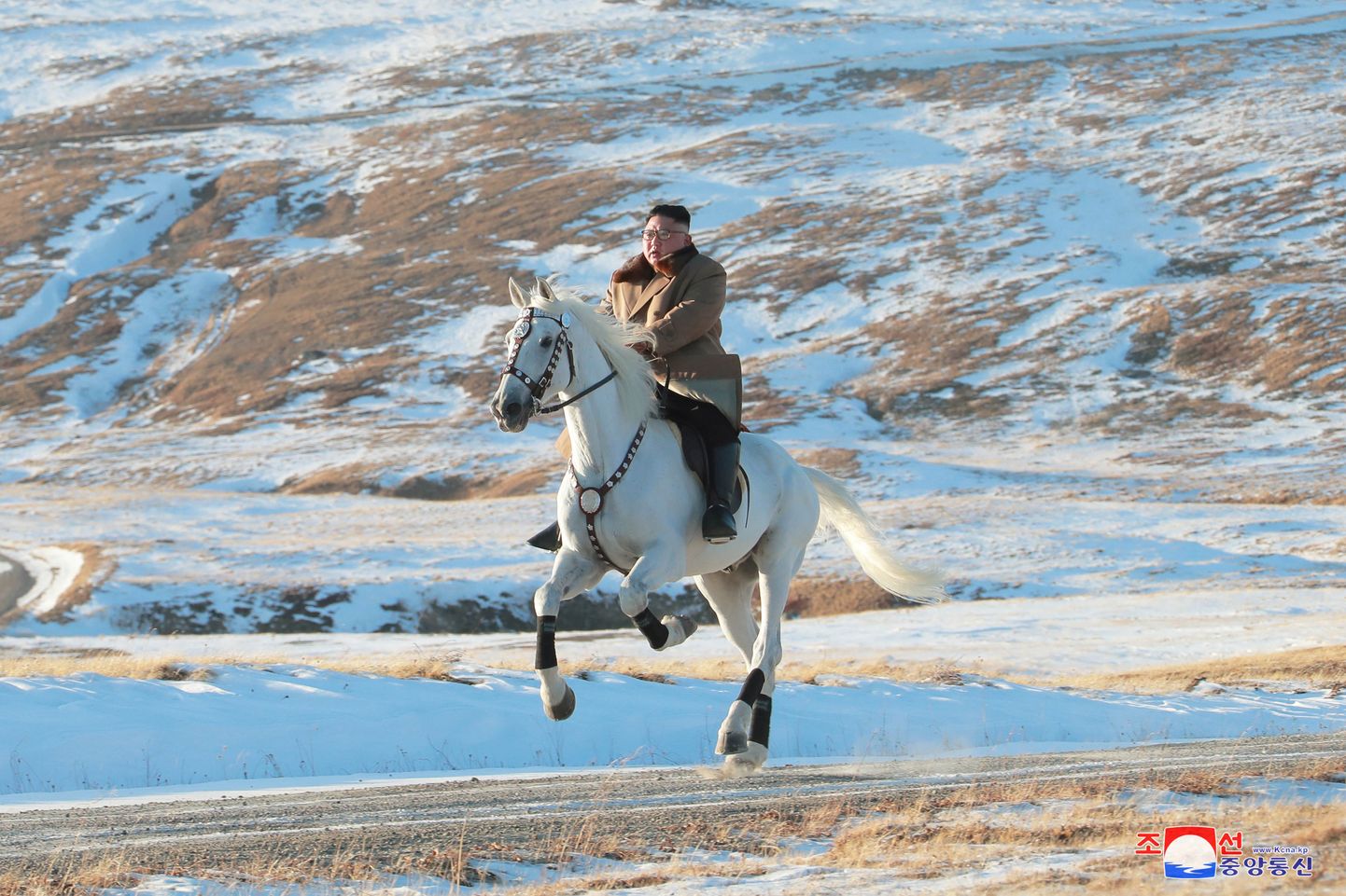 Põhja-Korea liider Kim Jong-un ratsutamas valge hobusega 2019. aastal. Foto on illustratiivne.